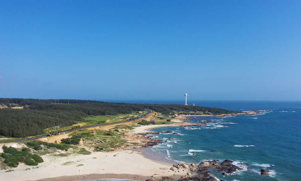 海南環島旅游公路定位為“國家海岸一號風景道”，主線全長約1000公里，其中文昌段主線全長160.5公里、連接線全長97.6公里。自路面施工以來，項目團隊先后克服雨季、原材料運輸等困難，嚴格控制瀝青混合料到場溫度、碾壓溫度、碾壓遍數等施工環節，全力抓質量、搶進度，順利完成了文昌段全線瀝青路面施工任務。圖為海南環島旅游公路文昌段。
