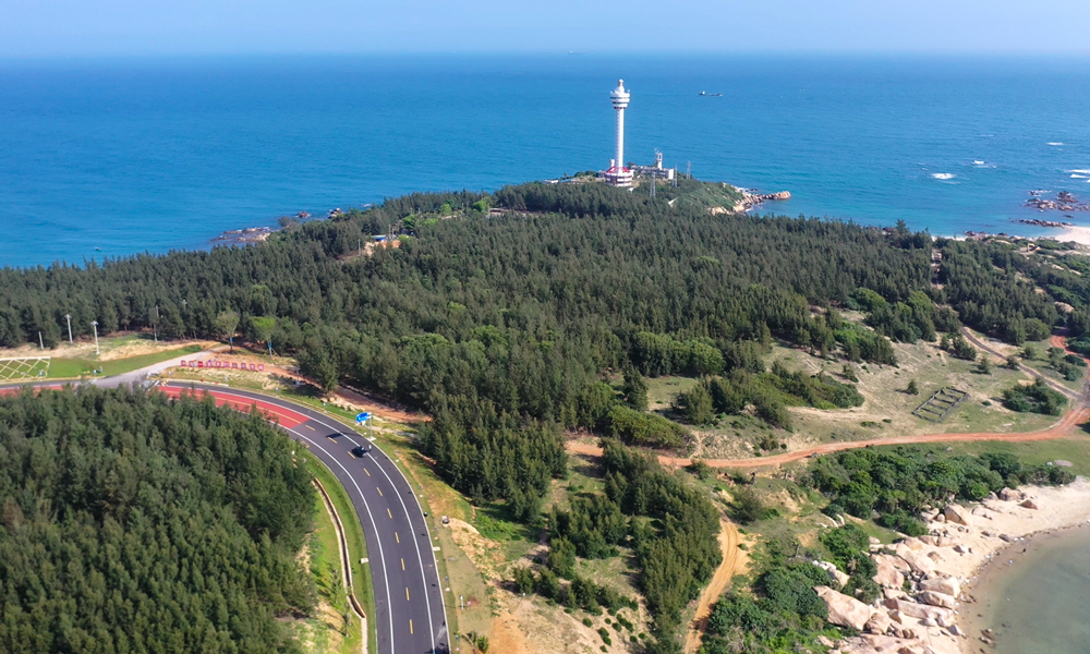 據了解，海南環島旅游公路及驛站項目是海南自貿港先導性重大基礎設施項目，貫穿?？?、文昌、瓊海、萬寧等沿海12個市縣，串聯沿線特色景觀，為游客呈現海南美麗的濱海風光。項目計劃年內通車，屆時將把海南大量游客引流到環島旅游公路上，對助力海南自貿港、國際旅游消費中心和全域旅游示范省建設具有重要作用。圖為海南環島旅游公路文昌段。