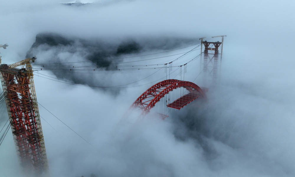 目前，中國中鐵旗下中鐵大橋局承建的湖北宜來高速溇水河特大橋建設正在快速推進。溇水河特大橋位于湖北省恩施土家族苗族自治州鶴峰縣境內，地處褶皺山地，橫跨300多米深的U型峽谷，是宜來高速公路鶴峰東段的控制性工程。圖為近日拍攝的溇水河特大橋。楊順丕 攝