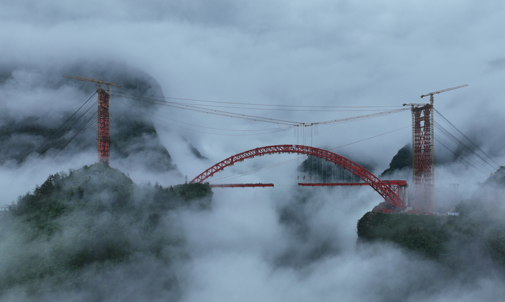 該項目建成后，鶴峰至恩施、宜昌、張家界行車時間將縮短至1.5小時，形成一個以鶴峰為中心的1.5小時城市圈，將有效解決鄂西南快速出口通道問題。圖為近日拍攝的溇水河特大橋。楊順丕 攝