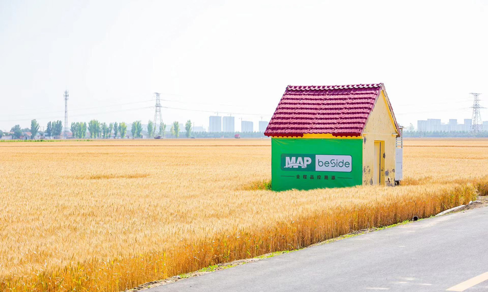 山東桓臺MAP中化現代農業示范農場是中國中化旗下先正達集團中國與雀巢中國共同打造的首個再生農業示范基地。該農場的“低碳小麥”在種植全過程中嚴格遵循再生農業耕種原則，采取免耕播種方式，與傳統方式相比減少2-3次農機作業次數，可達到更好的土壤固碳效果。