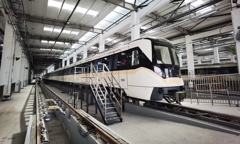 蘇州軌道交通11號線全長41.25公里，設站28座，西起蘇州工業園區唯亭站，與蘇州軌道交通3號線換乘，3號線未來將繼續西延，與無錫地鐵3號線銜接；東至昆山花橋站，與上海軌道交通11號線換乘。采用6節編組B型列車，設計速度100公里/小時，全程運營時間約57分鐘。圖為朝陽車輛段運用庫。