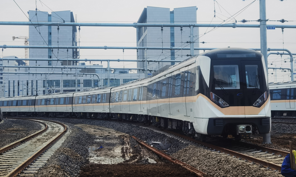 作為長三角一體化基礎設施互聯互通的示范工程，蘇州市軌道交通11號線與上海軌道交通網跨省域“無縫對接”，對推動滬蘇同城化發展，增強蘇州、昆山中心城區的輻射能力，引導城市空間布局優化，引領新型城鎮化建設，促進交通、產業、空間一體化布局，實現長三角城市群的協同發展，有著極其重要的示范意義。圖為蘇州軌道交通11號線車輛進場。