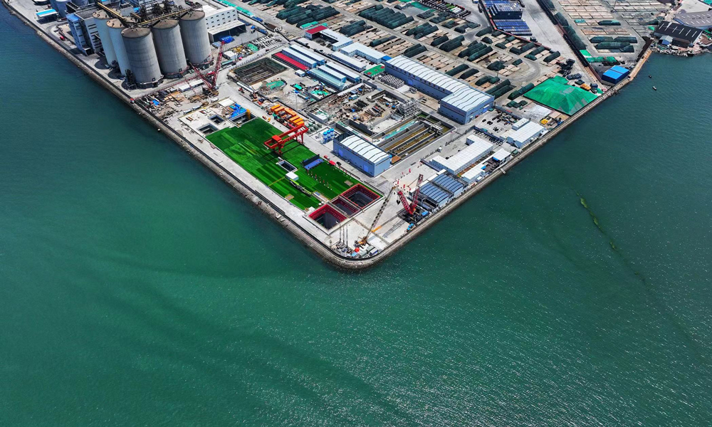 膠州灣第二海底隧道工程是世界上建設規模最大、長度最長的海底道路隧道。工程主線全長17.5公里，西起青島西海岸新區淮河東路，向東沿劉公島路下方敷設，穿越膠州灣，至青島港附近登陸，在海泊河河口以高架橋梁形式銜接青島東岸城區。其中，隧道長14.37公里（海域段9.95公里），采用雙洞雙向六車道的主隧道加中間服務隧道的布置方式。隧道盾構段長3253米，使用3臺盾構機施工，其中2臺直徑15.63米的主線隧道盾構機和1臺直徑8.18米的服務隧道盾構機。圖為始發井航拍。