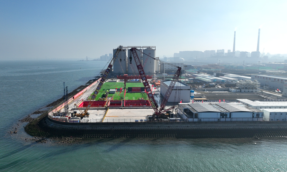 膠州灣第二海底隧道地質復雜，穿越多處破碎帶和上軟下硬地層，隧道將長距離在硬巖掘進，最大水壓達到0.96兆帕，盾構機將在海中接收及洞內拆解。根據地質條件與建設環境的不同，設計采用鉆爆、盾構組合工法穿越膠州灣。圖為始發儀式現場。