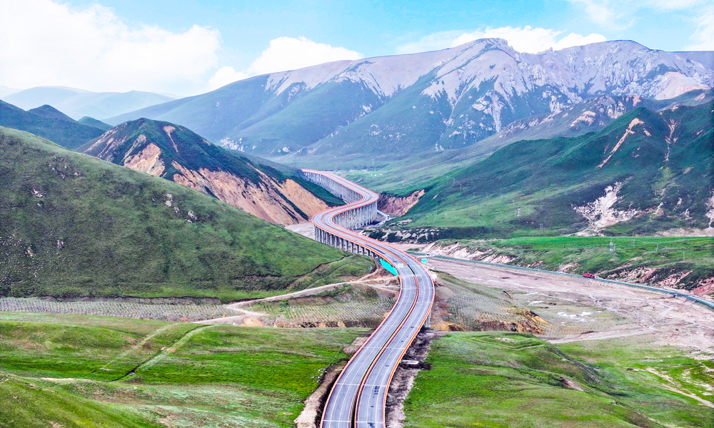 青海扁門高速公路（峨堡至盤坡段）位于青海省海北藏族自治州境內，路線全長50.04千米，設計時速100千米，采用雙向四車道高速公路標準設計建設。項目地處平均海拔3600多米的雪域高原，該區域橫穿山川、峽谷、草原等多種地質地貌，高原凍土施工、生態環境保護等是施工的重難點。中鐵五局承建標段全長約32千米，施工內容包括隧道、交安、綠化、房建，以及22座總長13.31千米的橋梁等。圖為青海扁門高速公路（峨堡至盤坡段）。