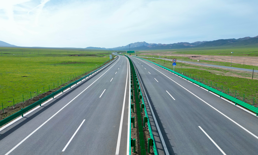 建設過程中，中鐵五局超前規劃，科學組織，打造房建BIM技術4D管理運用、標線智能化設備系統、毫米級GPS攤鋪控制系統、壓路機信息化系統等數字化智能管控系統，推進項目高效優質建設。圖為青海扁門高速公路。