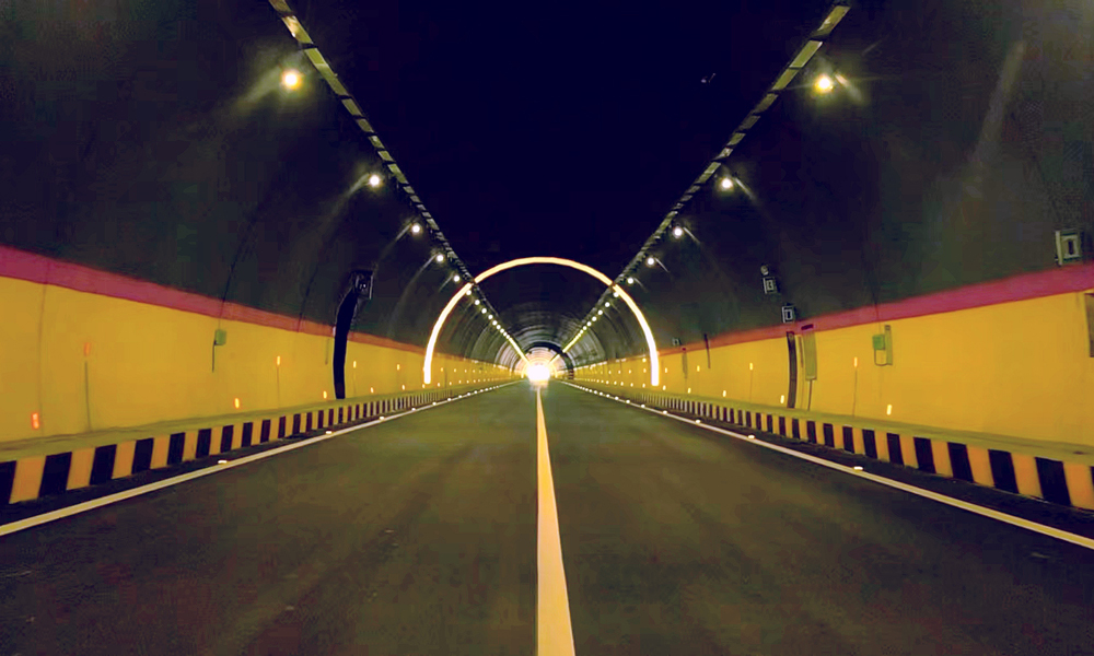 據了解，扁門高速是國家高速公路網中G0611張掖至汶川公路段中的一段，也是青海省高速公路網“三縱、四橫、十連線”的“一縱”扁都口至賽爾龍高速公路首段，是青海省重要的出省大通道。項目建設對推動“一帶一路”倡議、深入實施國家西部大開發戰略、完善國家和青海省高速公路網、促進沿線資源開發和經濟社會發展、促進沿線區域旅游發展具有非常重要的意義。圖為青海扁門高速公路（峨堡至盤坡段）景陽嶺隧道。