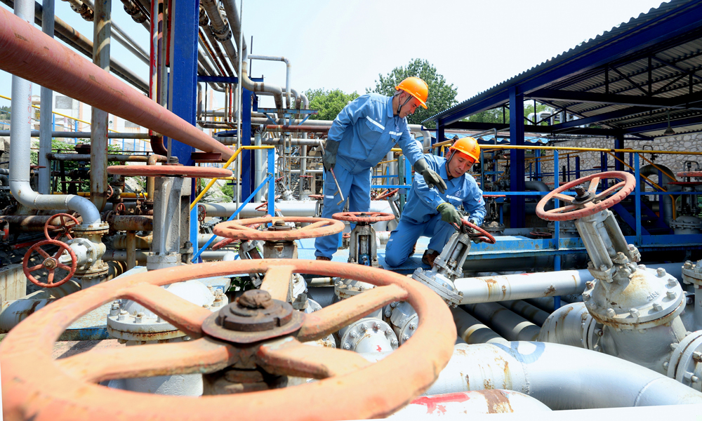 近期，全國多地出現持續高溫天氣，中國石化強化安全生產責任，加強巡檢和隱患排查，對關鍵設備實施特護運行，積極落實防暑降溫措施，消除不安全因素，保障裝置安全穩定運行。圖為近日，齊魯石化勝利煉油廠員工調整裝車管線壓力。