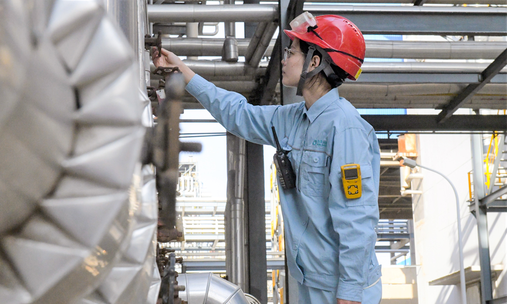 中國石化中天合創全面排查整治安全風險及隱患，對現場安全設施、電氣儀表、管道、閥門、機泵等逐一排查，全力消除安全生產盲點和死角，確保設備設施運行安全平穩。圖為近日，工作人員檢查設備運行情況。姚寧 攝