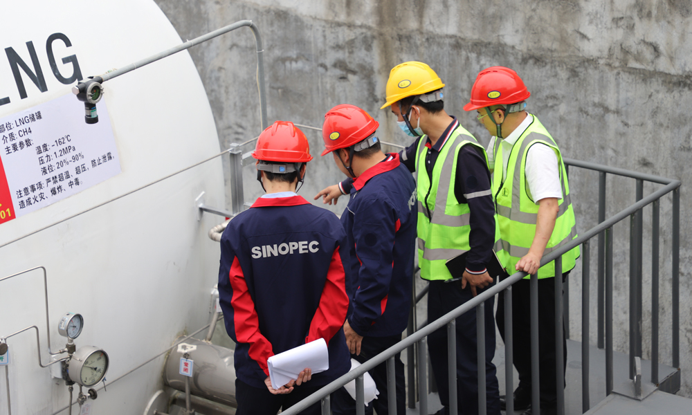 中國石化廣東石油對全省LNG加氣站和點供站的設備開展安全檢查。圖為近日，廣東石油工作人員對加氣站罐區開展安全檢查。陳思婷 攝