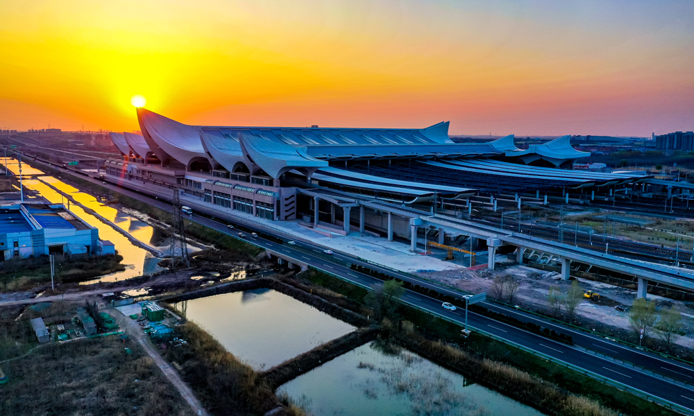 7月1日，由中國建筑旗下中建八局承建、中建安裝參建的全國首個海景高鐵站房——濟青高鐵紅島站正式辦理客運業務，標志著紅島站正式啟用。