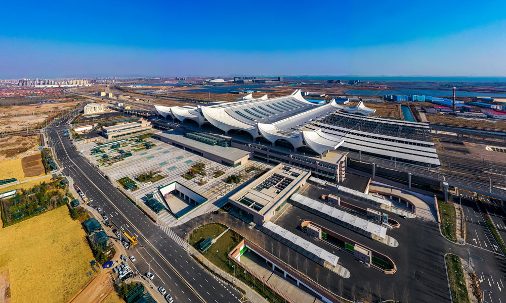 濟青高鐵紅島站位于青島市城陽區，緊鄰膠州灣，距海不足兩公里，是濟青高鐵終點站，站房面積共7萬平方米，站場設計規模10臺20線，采用線上式布置，由下至上分別為出站層、廣場層、站臺層、高架候車層及旅服夾層，是山東省第二大、青島市最大的高鐵站。