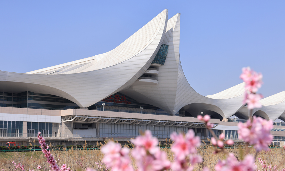 濟青高鐵紅島站開通后，將成為融合高鐵、城際鐵路、地鐵、城市公交和出租車等諸多功能的大型綜合性交通樞紐，實現2小時覆蓋山東全省、3小時到達京滬的交通網絡體系，預計2030年出行總量達2000萬人次以上，高峰值每小時能達到8800人次，為國家級特等高鐵車站。