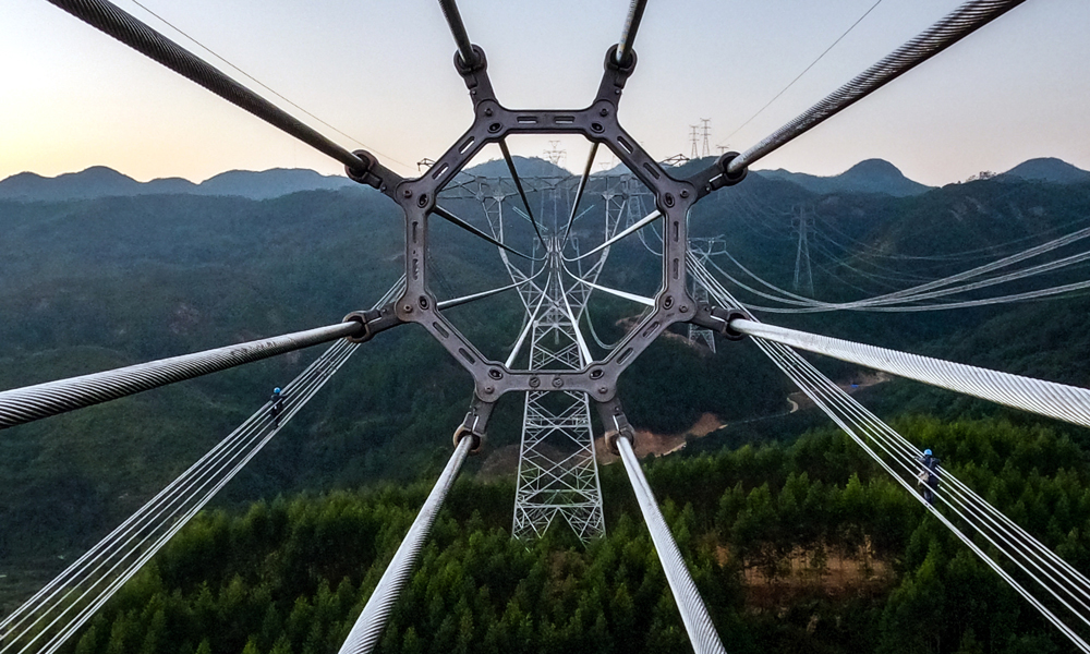 粵港澳大灣區500千伏外環東段工程采用眾多創新工藝技術和設備，在國內首次應用500千伏室內8000安GIS設備以及500千伏室外8000安HGIS設備，并在南方電網首次創新應用八分裂導線。
