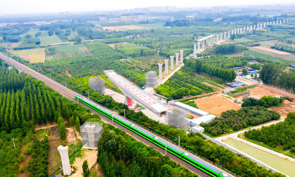 雄安新區至北京大興國際機場快線途經雄安新區、保定市區、廊坊市霸州市及永清縣，是雄安新區規劃軌道快線網中的主干線。項目建成后，雄安將實現30分鐘到北京大興機場、1小時到北京麗澤商務區，對于構建京雄一小時都市圈、增強雄安新區對北京非首都功能疏解的吸引力、促進京津冀協同發展具有重要意義。圖為跨京九鐵路轉體梁轉體前航拍。