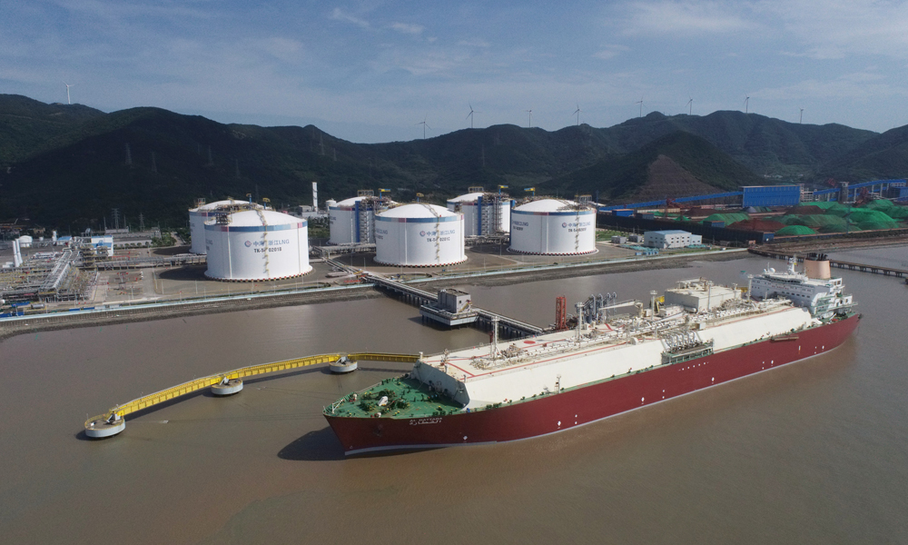 近日，來自卡塔爾的LNG運輸船“加拉塔”號正在中國海油浙江LNG接收站碼頭開展卸貨作業。