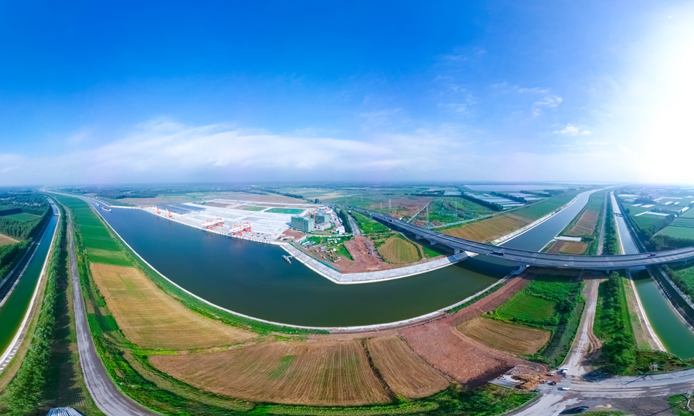 作為山東省內河“一縱三橫”水運主通道之一，小清河因水量不足等原因而停航。自1997年正式斷航至今，小清河已斷航26年。復航工程實施后，中國鐵建克服防汛任務重、建設難度大、涵蓋內容雜、施工工期緊等困難，歷經3年建設，河道擴挖疏浚后變得更加寬闊，水質變得更加清澈，通航條件發生了天翻地覆的變化，可滿足2000噸級船舶通航的同時，數字航道保障系統讓航運更智能、更便捷、更安全。圖為小清河復航工程鳥瞰航拍。