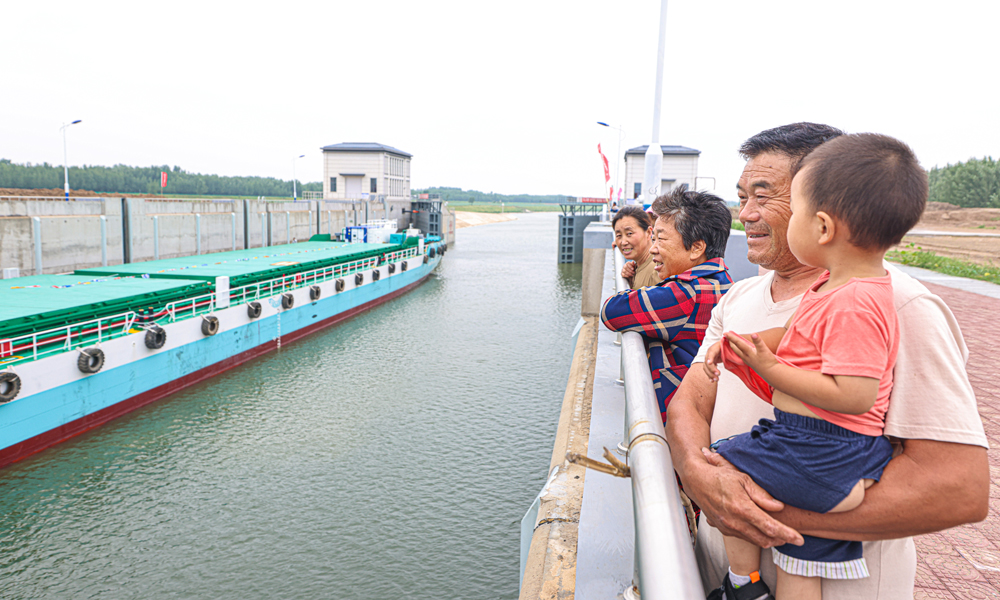 據悉，全線復航后，可實現海河聯運，各類千噸級船舶通過小清河橫穿濟南、濱州、淄博、東營、濰坊五座城市直通海洋，將有力帶動山東省新舊動能轉換和產業轉型升級，對進一步促進沿線五地市經貿融合，提升山東省交通服務水平，對構建山東省綜合立體交通體系，建設交通強國山東示范區具有重要意義。圖為小清河附近村民前來觀看空載試航。