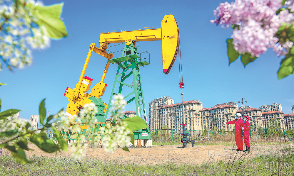 長期以來，中國石油堅持把節能作為“第一能源”，通過加快結構調整、實施技術改造、強化源頭把關和過程管控、推動新能源規?；l展等措施，加快向“油氣熱電氫”綜合能源公司轉變。恰逢第33個全國節能宣傳周，連日來，中國石油各單位結合2023年上半年企業開展的提質增效及節能降耗技術攻關，深入分析用能存在的不足，并提出節能優化措施，提升節能能力。