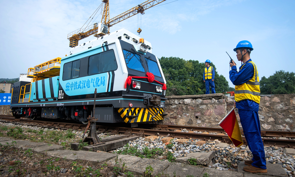 7月18日，中國中鐵旗下中鐵武漢電氣化局研發的國內首臺氫能源地鐵施工作業車在湖北襄陽下線。該作業車長11.4米、寬2.56米、高3.58米，整備質量27噸，最大載重3噸，采用氫燃料電池與鋰電池混合動力系統提供牽引動力，最大功率220千瓦，設計時速80公里。該施工作業車具有容量50公斤的儲供氫系統，加注30分鐘氫氣即可實現單機連續運行32小時。