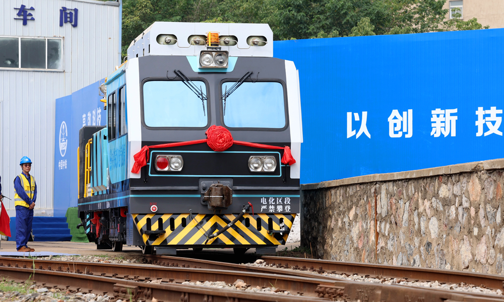與傳統燃油作業車相比，氫能源地鐵施工作業車擺脫了以傳統柴油機為核心的驅動系統，產生的噪音大大降低，燃料電池運行過程中的排放物為水，有效降低了二氧化碳和其他污染物的排放，可應用于地鐵、隧道、礦山等相對密閉的環境，全生命周期可累計減少碳排放225噸。同時，車輛的能量密度更高、使用壽命更長，進一步降低了車輛使用成本和維護成本。