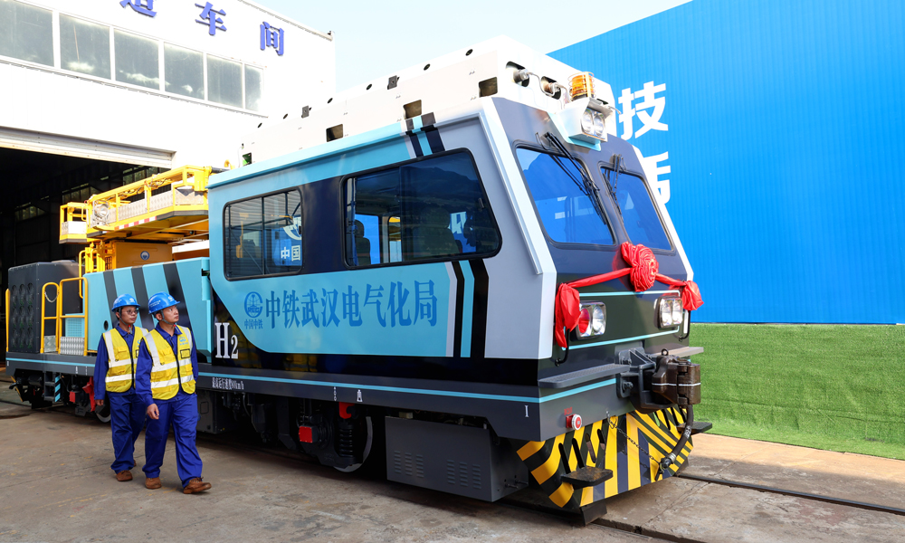 據了解，目前全國地鐵運營里程已達到1萬公里，在建里程6000多公里，地鐵施工、運維車輛正在加速推廣普及新能源車，市場前景巨大。國內首臺氫能源地鐵作業車下線，對于推動行業綠色創新具有重要意義。圖為工作人員巡檢氫能源地鐵施工作業車。