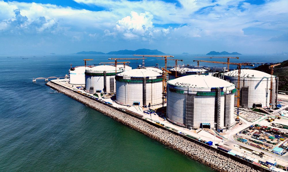 近日，中國海油金灣“綠能港”二期項目5座全球單罐容量最大的27萬立方米LNG（液化天然氣）儲罐完成穹頂澆筑作業，實現主體結構完工，向項目投產運營邁出關鍵一步，將為推動能源綠色低碳轉型、助力粵港澳大灣區高質量發展作出貢獻。