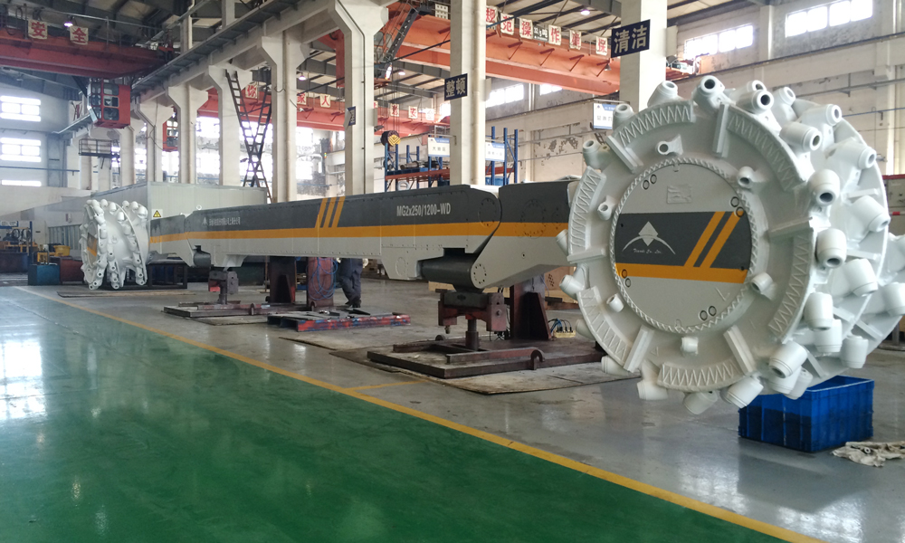 近日，中國煤炭科工上海研究院“適應最小采高1.3m煤層大功率自適應采煤機關鍵技術研究及應用”項目在國家能源集團神東煤炭公司石圪臺煤礦成功應用，創造了最低1.3m煤層年產260萬噸的世界紀錄。該系列采煤機的研制成功，一舉奠定了我國薄煤層采煤機的世界領先地位。