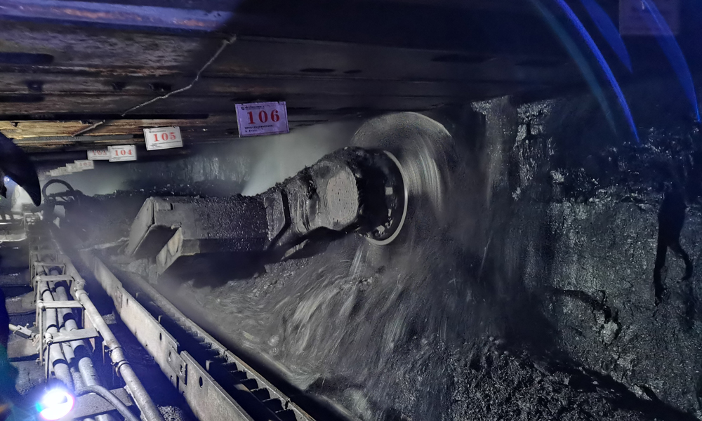 近日，中國煤炭科工研制的薄煤層采煤機在工作面現場高效生產。