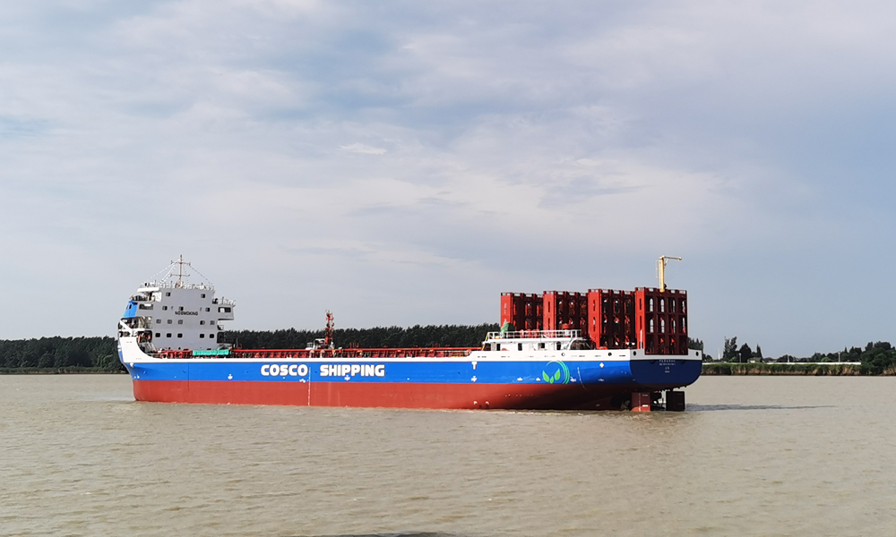 7月26日，中遠海運重工所屬揚州中遠海運重工承建中遠海運發展的首制純電池動力集裝箱船N997輪在江蘇揚州順利下水。該船是我國首艘自主設計研發建造、擁有自主知識產權的700TEU（國際標準箱單位）江海直達純電池動力集裝箱船，是中遠海運集團積極順應綠色、低碳、智能航運業發展新趨勢，推進航運綠色低碳發展，推動開展長江干線集裝箱運輸船舶電動化，助力長江水運綠色轉型，打造綠色零碳航運示范的重點項目。