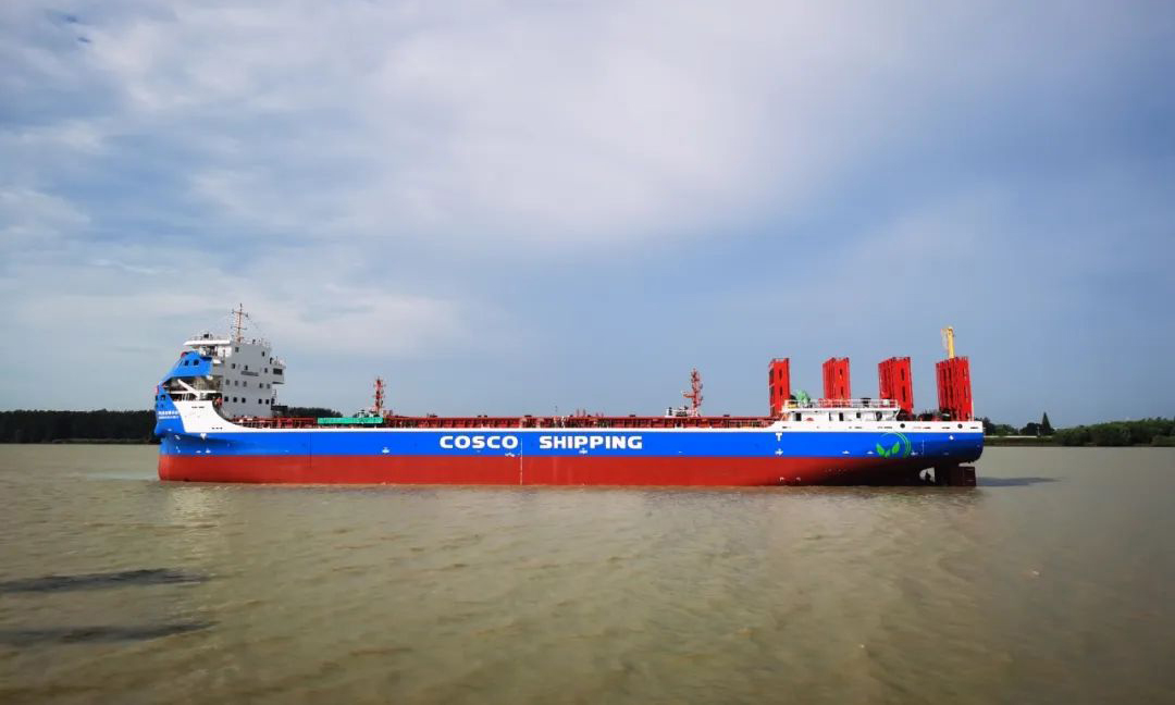 700TEU純電池動力集裝箱船是世界首制江海直達大型純電池動力集裝箱船，其裝船電池容量為全球最大。該系列船總長119.8米，型寬23.6米，通過箱式移動電源進行換電續航，全航程采用電池動力推進，預設電池容量遠遠高于國際/國內現有船型，在純電動集裝箱船裝箱數、載重噸以及電池容量方面均處于世界領先地位。