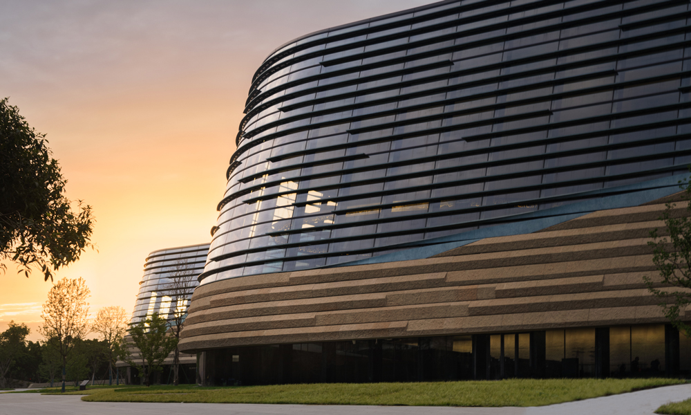 古蜀青銅面具通過極富表現力的眼睛，仿佛在與觀眾進行一場穿越時空的對話，因此三星堆博物館新館將“眼睛”作為建筑內部公共空間與外部遺址園區對話的窗口。建筑外立面選用了超白超透的玻璃作為“眼睛”的表面。而在玻璃外層，安裝了經過特殊處理、與出土文物質感色彩一致的青銅遮陽板。堆體部分則采用干掛米黃石板，與外立面形成虛實對比。于是，一個從大地中升起、朝向遺址凝望的“古蜀之眼”就此成形。