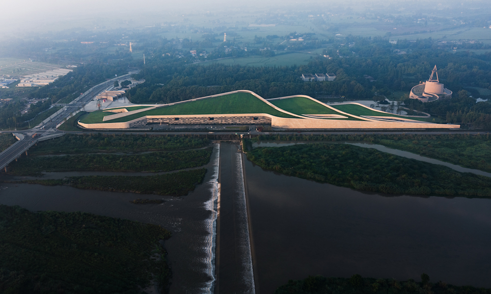 從中國國家博物館到中國國家版本館、從山東省博物館到湖北省博物館……再到三星堆博物館，中國建筑堅定文化自信，踐行使命擔當，以傳統文化滋養繁榮現代建筑設計創作，全力建好文化領域重大工程項目。未來，中國建筑將充分發揮全產業鏈優勢，以高質量建設助力文物和文化遺產保護，更好擔負起新的文化使命。