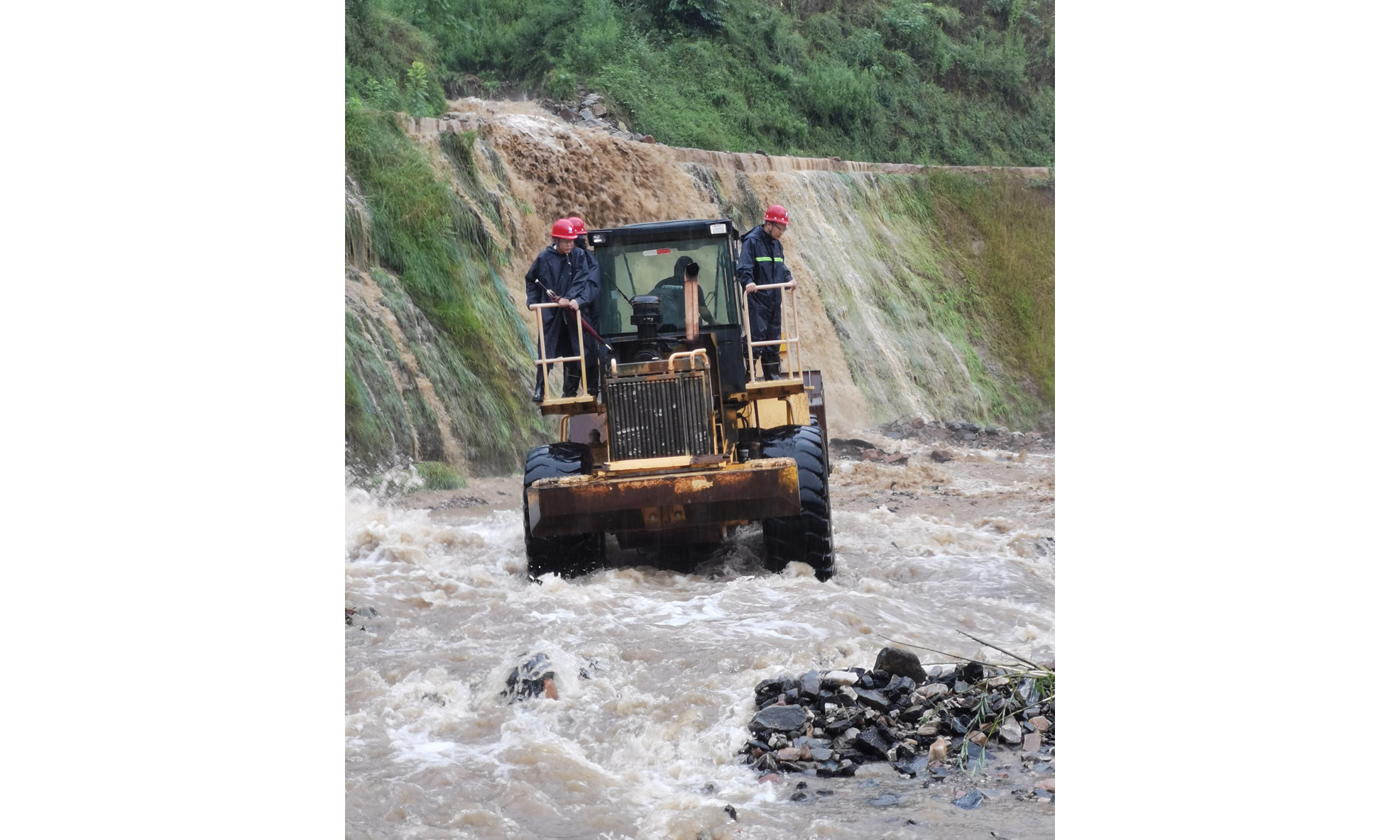 7月30日，國家電網河北邯鄲供電公司搶修人員乘坐鏟車穿越洪水前往古武當山地區進行搶修。