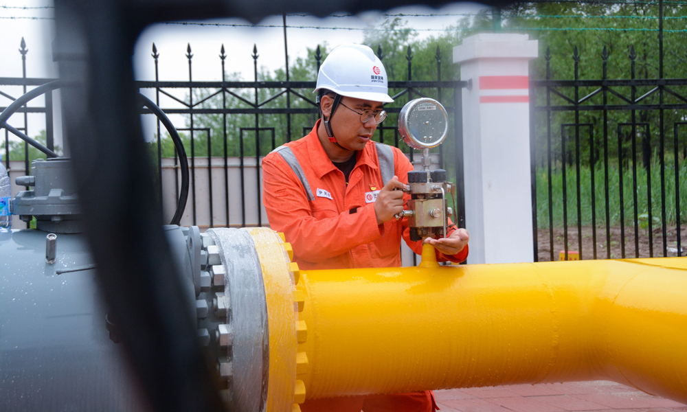 近日，北方管道公司駐冀單位立即啟動應急預案，全面排查重點線路風險隱患，安排搶險人員趕赴防汛救災一線，對水勢嚴重地區進行打樁固定和沙袋填埋，鋪設臨時搶險通道，確保管道安全度汛。