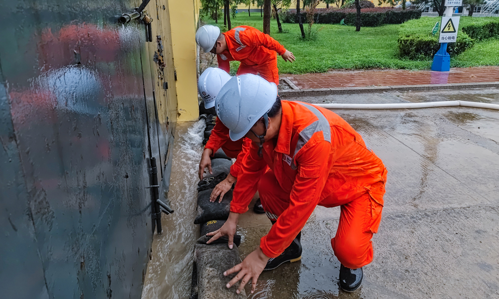 近日，東部原油儲運公司天津處加強穿越河段管線巡查，安排專人時刻關注水位上漲情況，針對部分站內生產區域出現積水，迅速組織值守人員開展處置，保障輸油管道生產安全。