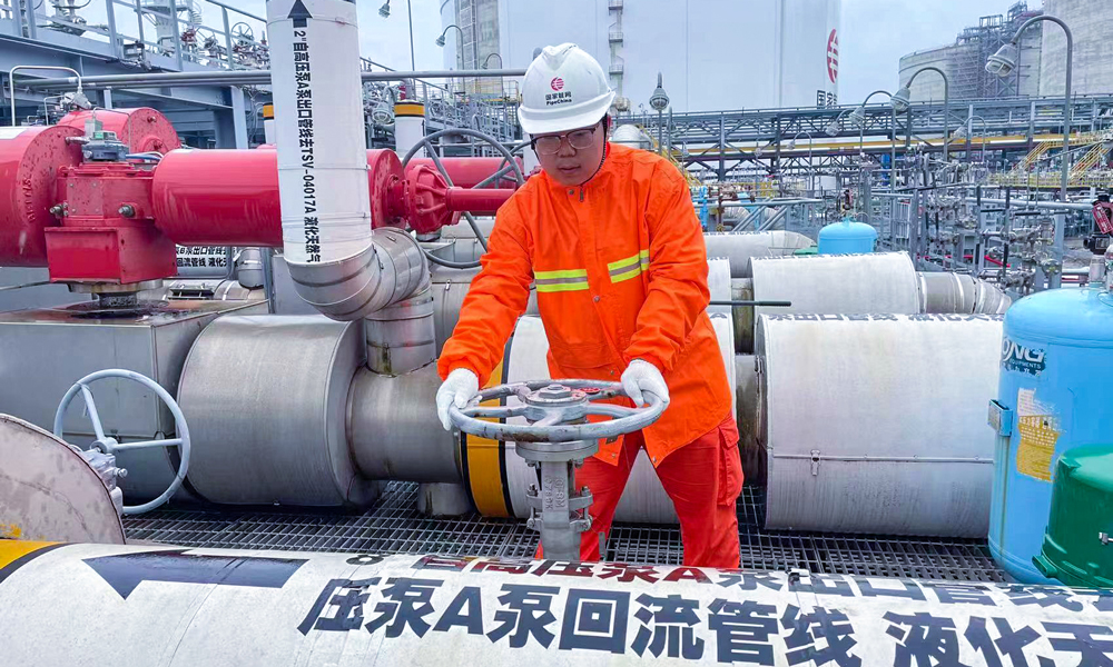 近日，LNG管理公司天津LNG接收站，嚴格執行防汛防臺值班制度，密切關注臺風走勢，強降雨期間緊急抽水排水，減輕臺風對生產運行帶來的影響，作為華北地區最大的LNG液態外輸基地，以每日超700萬立方米的槽車外運，全力保障華北地區天然氣穩定供應。