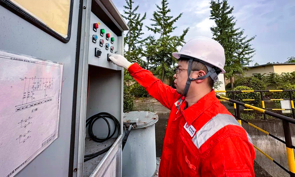 近日，浙江省管網公司未雨綢繆，清點補充防汛防臺重要物資，開展防汛防臺設備試運行等各項工作，重點開展沿海浙東作業區隱患排查，完成站內排水溝清淤，布置重要區域抽水泵，排查站場周邊隱患，確保浙江省管網安全平穩度汛。