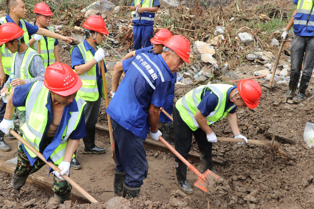 8月2日，中國鐵建所屬中鐵十四局搶險隊爭分奪秒、連夜奮戰，在大約長11公里的鐵路沿線展開搶修，清理線路上的泥沙石塊，填補加固塌方處的路基，奮力打通救援通道。侯慧 攝