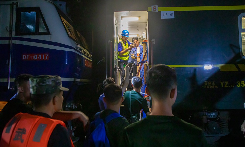 截至8月3日凌晨，Z180列車503名乘客全部解除困境，踏上前往北京豐臺的列車。圖為中國鐵建建設者搭建簡易梯架幫助乘客上車撤離。高會強 攝