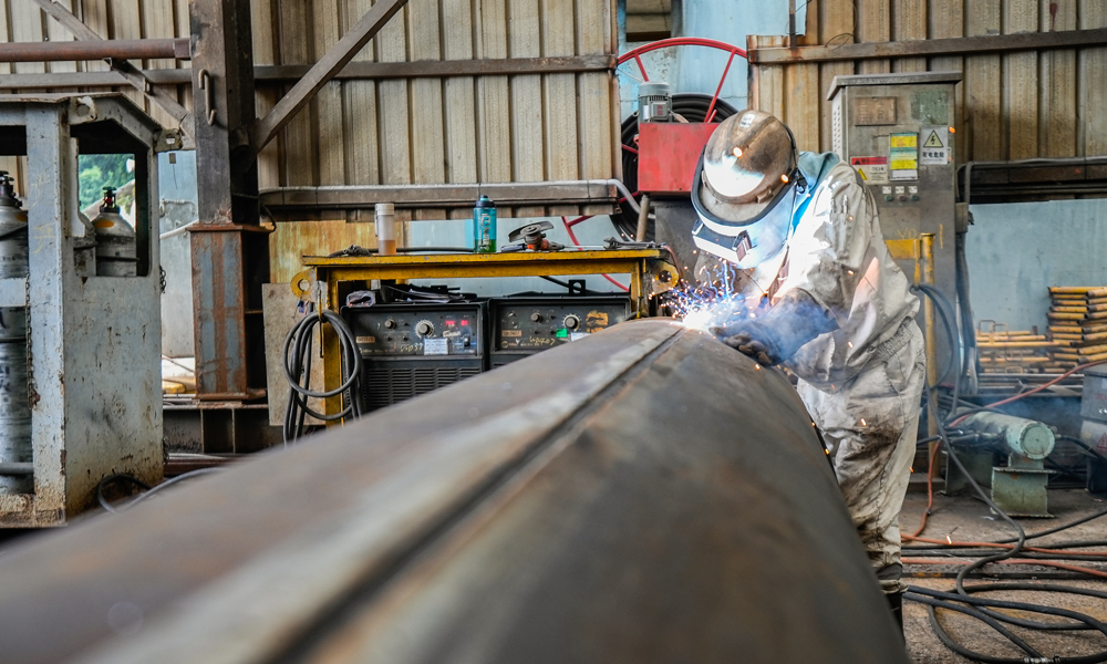 樂東10-1項目計劃新建一座無人井口平臺，其導管架為四腿八裙裝，重約3250噸，配套鋼樁約4050噸，用于支撐重量1900余噸的上部組塊。導管架采用臥式建造、拖拉裝船、吊裝下水、充水扶正的施工方案。圖為工作人員正在對縱焊縫進行焊接作業。