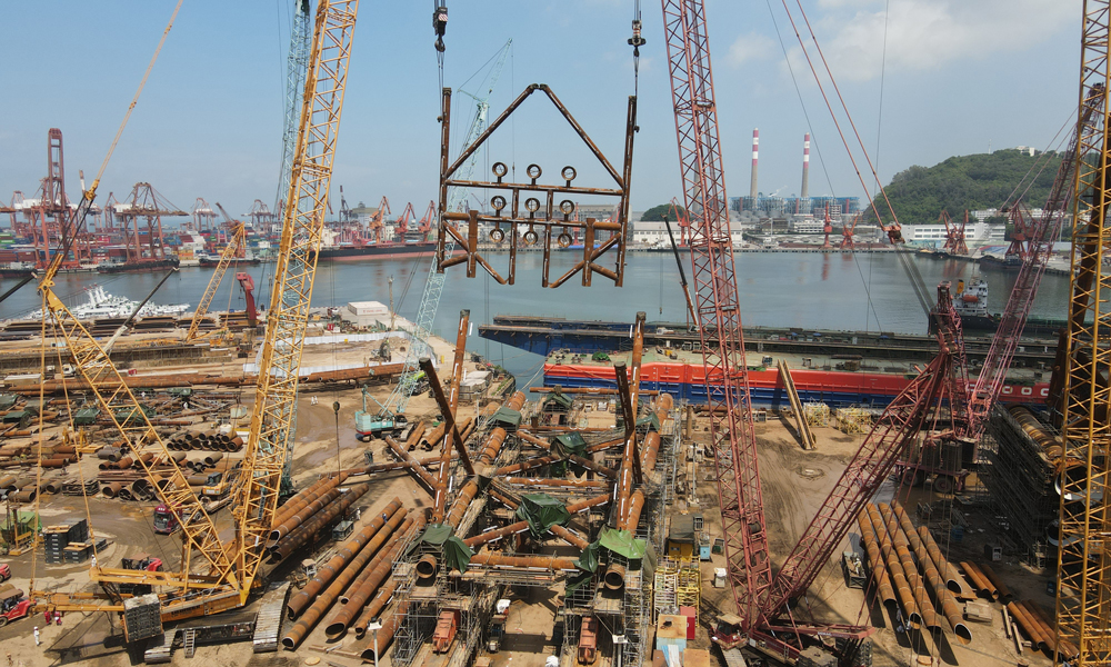 自導管架建造進入總裝階段以來，面對材料到貨滯后、工期緊張、惡劣天氣等諸多困難，項目組持續優化作業程序，合理調整吊裝計劃，強化質量管控和吊裝安全，歷時65天高效完成27個分片的總裝，有力保障了導管架結構順利封頂。圖為樂東10-1項目導管架井口片整體吊裝組對現場。