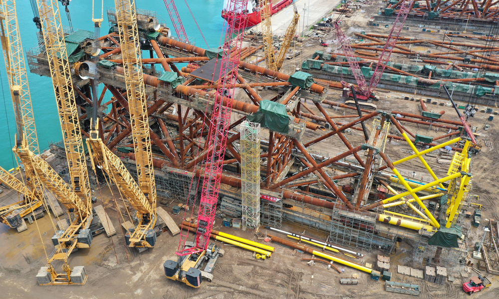 樂東10-1氣田預計于2024年投產，屆時將緩解珠三角及大灣區日益增長的用氣需求，為經濟發展提供更有利的能源保障。圖為樂東10-1項目導管架裙樁吊裝組對現場。