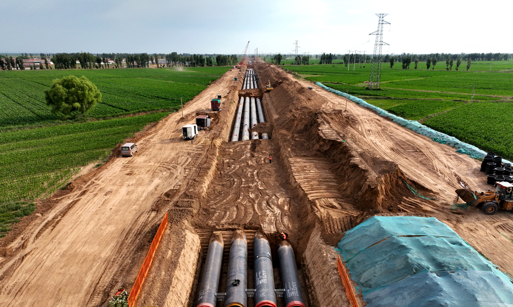 建設過程中，項目團隊在全線采用電預熱補償施工方式，埋設灌注式發泡的預制直埋保溫管和纏繞式預制直埋保溫管，采用向下焊和手工電弧焊焊接工藝，對所有焊縫進行100%X射線無損檢驗，對所有保溫接口進行全覆蓋氣密性檢驗，確保達到無補償直埋和一次成優效果；采用BIM+裝配式施工技術，建立了集質量監測等系統于一體的熱力管網信息化管理中心，有效提高了工程施工質量和效率。圖為管道敷設現場。