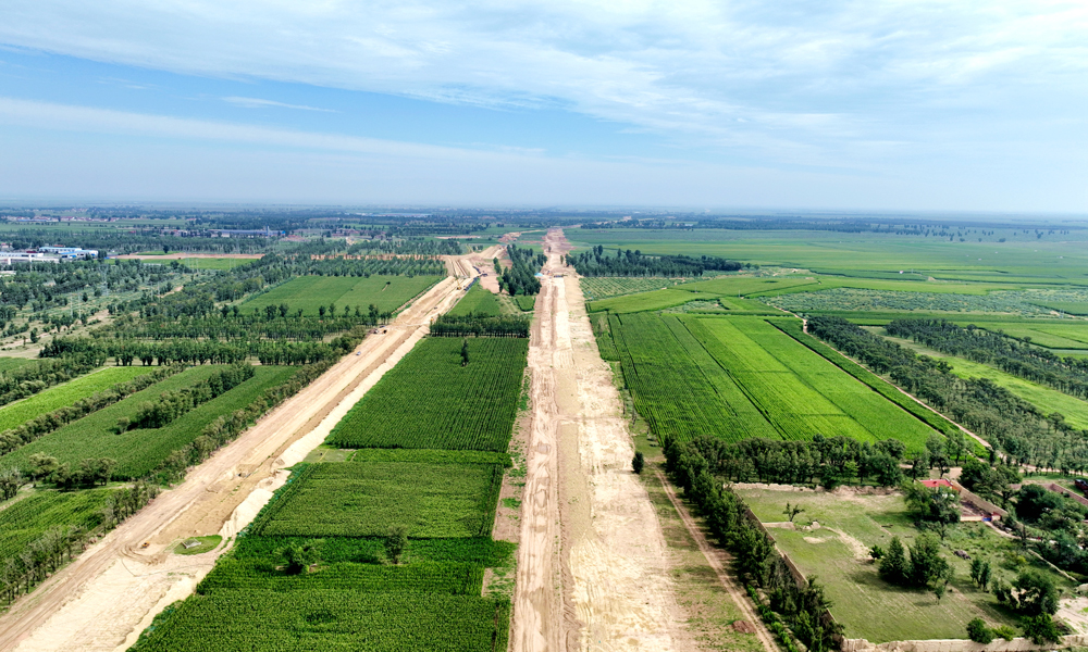 據悉，管網敷設完成后年供熱能力達9100萬平方米，將有力促進呼和浩特市供熱體制改革和有效管理，為呼和浩特市人民提供更加溫暖舒適、安全平穩的供熱保障，對于內蒙古實現“碳達峰”“碳中和”具有重要意義。圖為管道沿線土地回填復耕現場。