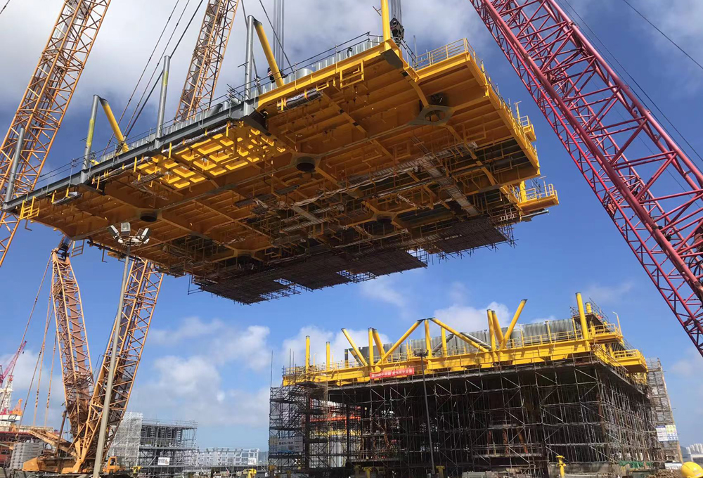 目前，“深海一號”二期工程項目正加速建設，已順利完成新建平臺上部組塊雙層甲板片吊裝就位作業，平臺建造總體進度已達到40%。“深海一號”是我國首個自主勘探開發的超深水大氣田，一期工程于2021年6月25日成功投產，二期工程所開發的是距離“深海一號”能源站約70公里的陵水25-1氣田，可使“深海一號”的天然氣儲量從1000億立方米增至1500億立方米，高峰年產量從30億立方米增至45億立方米。