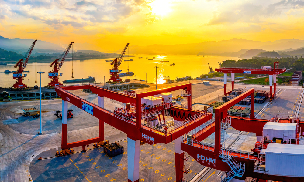 云浮港都騎通用碼頭項目位于珠江—西江中游南岸，包括碼頭工程和道路堆場工程，其中碼頭擴建工程已于今年7月17日通過交工驗收。該項目是由廣州港集團與云浮市政府合作開發的西江內河碼頭，規劃用地210畝，岸線全長249米，新建3個3000噸級泊位，配套建設相應的堆場、物流倉儲及口岸服務設施，功能以服務云浮及周邊地區物流為主。