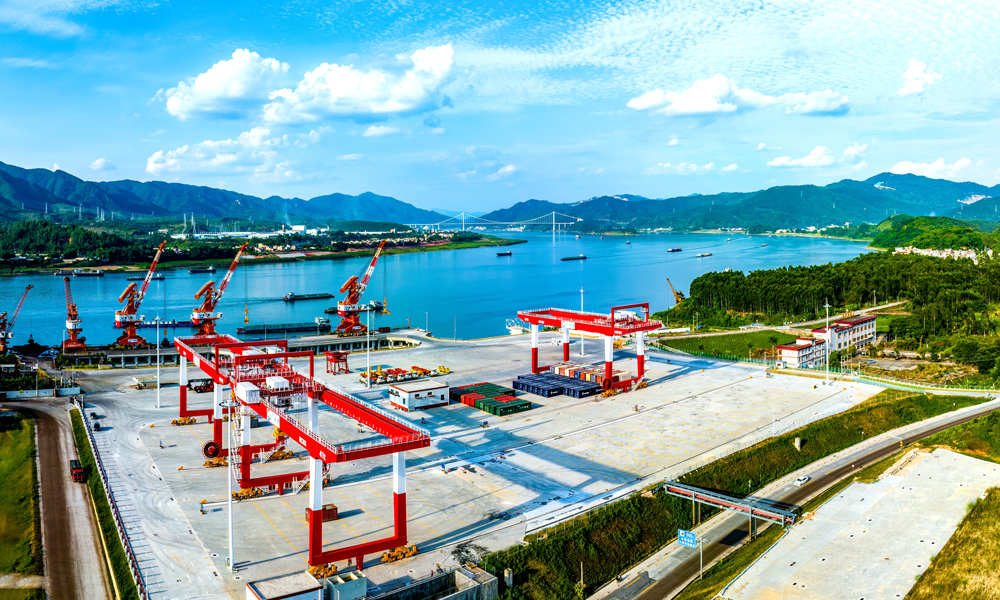 建設過程中，項目團隊研發了高邊坡樹根樁頂驅跟管鉆進劈裂注漿成樁施工工法，有效保證了注漿效果和成樁質量。創新箱涵臺車式模板施工工法，采用軌行式整體模板臺車施工，減少了內支撐架與模板安裝拆除工作量，新建箱涵長323.5米，斷面尺寸為6.6米×9.1米，凈高7.5米，是目前國內同類箱涵最大尺寸。