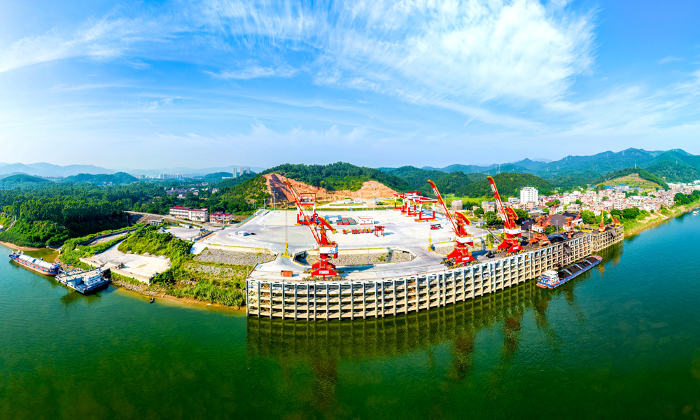 據悉，云浮港都騎通用碼頭項目云浮市現代物流產業集群的重要組成部分，投入使用后年吞吐量可達1000萬噸，集裝箱通過能力分別為近期10萬標箱、遠期30萬標箱，對于進一步優化云浮聯通粵港澳大灣區物流路徑、提高企業產品競爭力、打造云浮通江達海一站式物流服務具有重要意義。